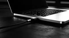 Koliko je opasno stalno držati laptop priključen na punjač?