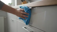 Kako ukloniti ljepljivu mast s kuhinjskih ormarića za 5 minuta bez kemikalija i bez ogrebotina na površini