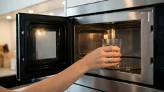 Zašto staviti čašu vode u mikrovalnu pećnicu? Jednostavan trik koji malo ljudi zna.