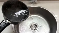 Jeste li ulili kipuću vodu u odvod? Saznajte što bi to moglo učiniti vašim cijevima.