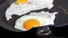 Zašto vaša pržena jaja nikad ne ispadnu savršeno — 3 česte pogreške