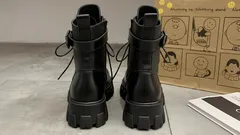 Zašto čizme imaju omču straga – i kako ona spašava vaše stopala?