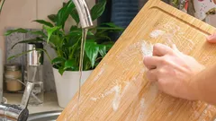 Kako spriječiti širenje klica na dasci za rezanje pomoću jednostavnog kućnog lijeka